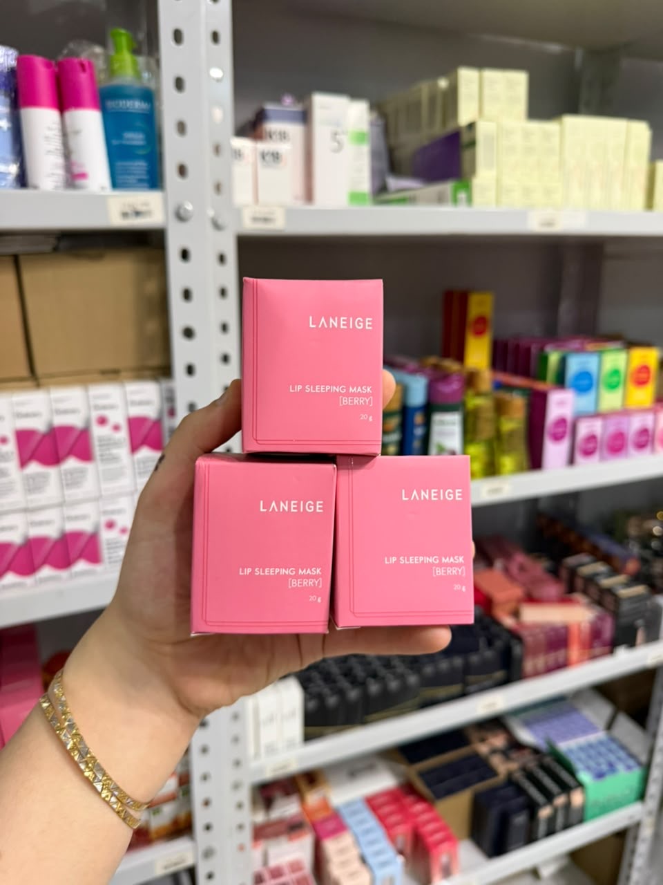 عرض ثلاث قطع من لانيج